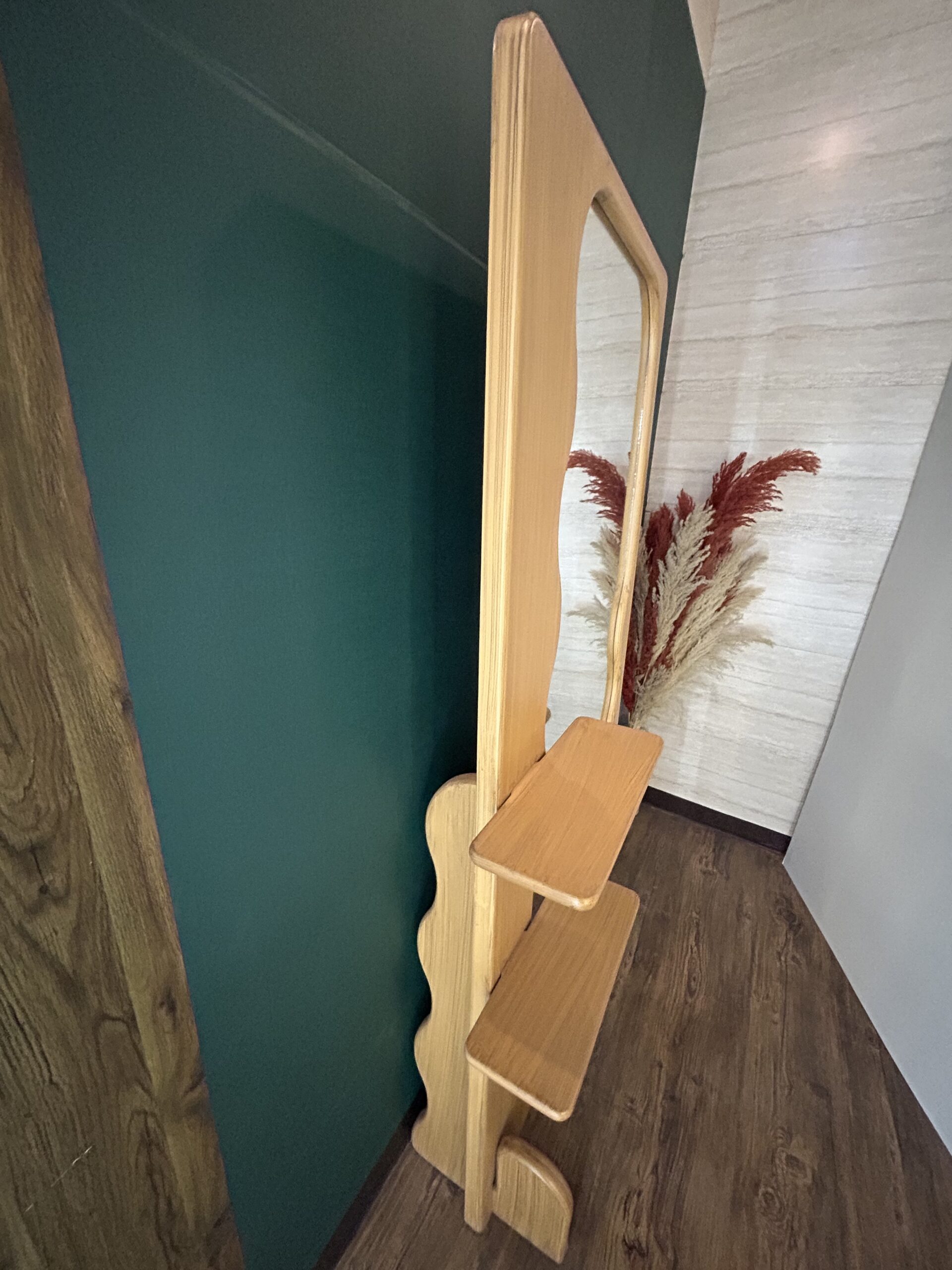 عکس از بغل آینه قدی پایه دار و دکوردار - تصویر 2